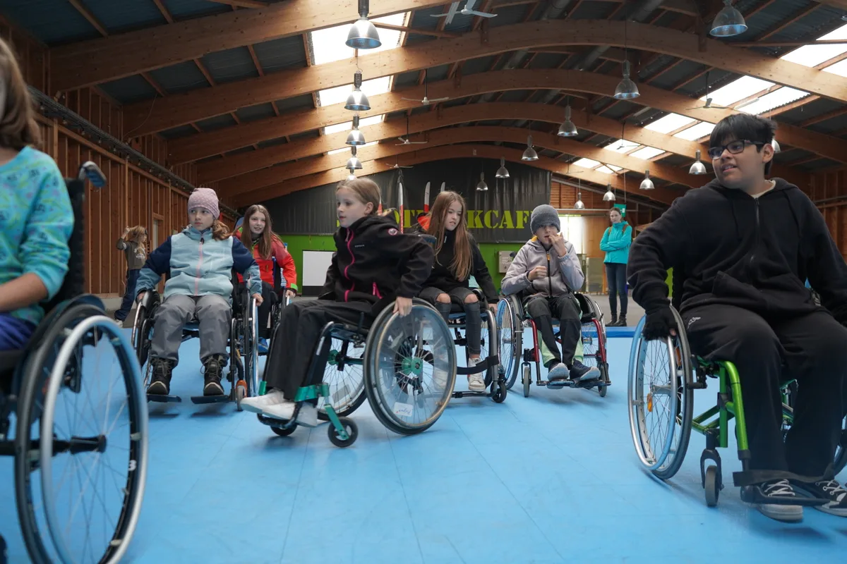 Paralympic-Stars Felix Frohofer und Chantal Cavin sind im Rahmen des Projekts «Stars in der Schule» in Uster, um Kindern Inklusion näherzubringen.